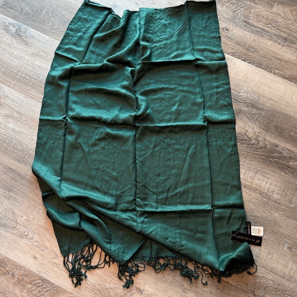NWT Chaudry Green Fringed Scarf sz 25 x 72